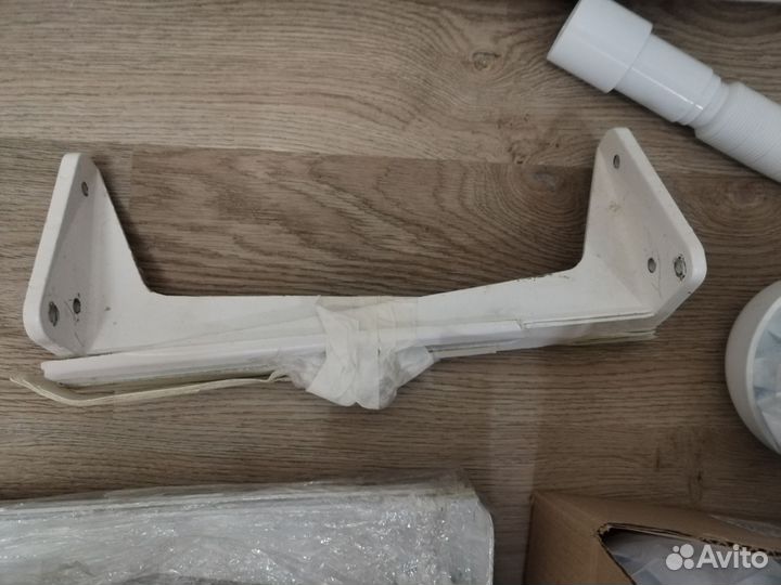 Раковина с кронштейнами и смесителем