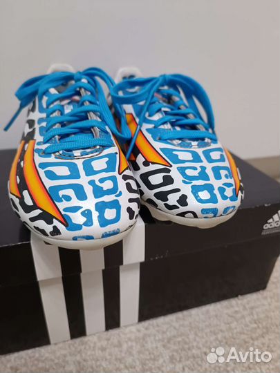 Футбольные бутсы adidas 30р и щитки
