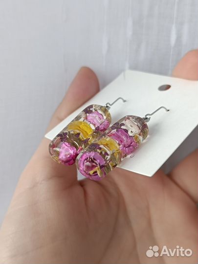 Серьги из смолы с цветами. Подарок подруге