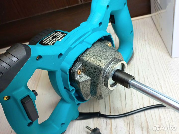 Миксер строительный Makita 220 в