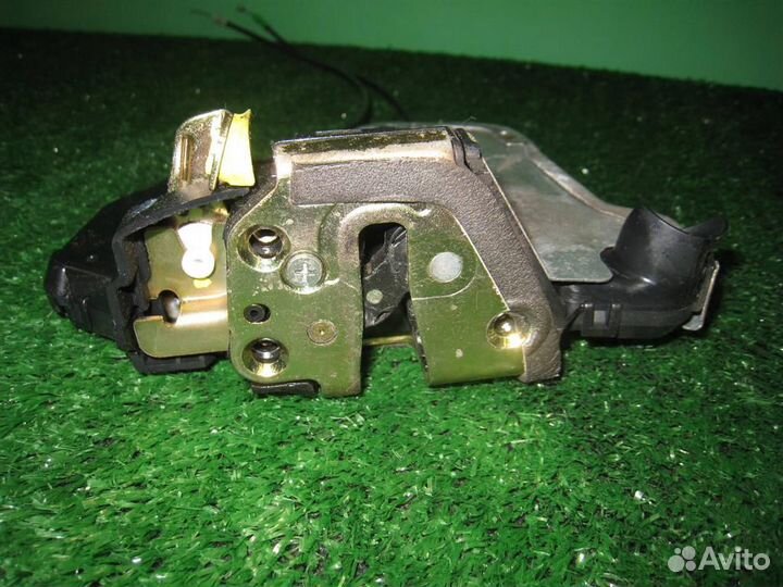 Замок двери передней левой Toyota Avensis T25 2003