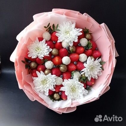 Букет из свежей клубники и конфет Рафаэлло