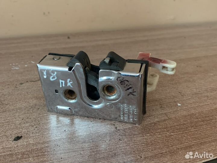 Замок двери передней Audi 100 C3 / V8