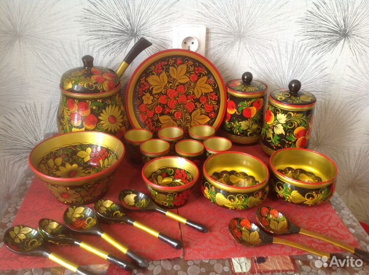 Хохлома. Деревянные супница, ложки, салатники