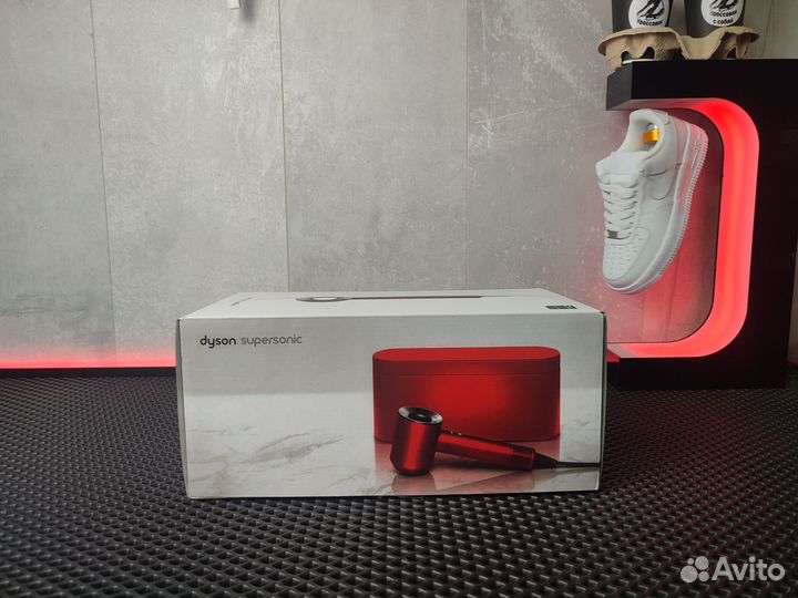 Подарочный набор Dyson В кейсе + Расчёски