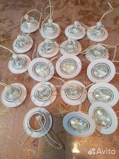 Точечные встраиваемые светильники новые с лампами