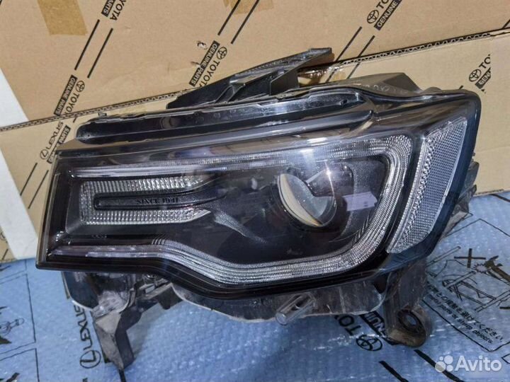Фара левая Jeep Grand Cherokee WK2