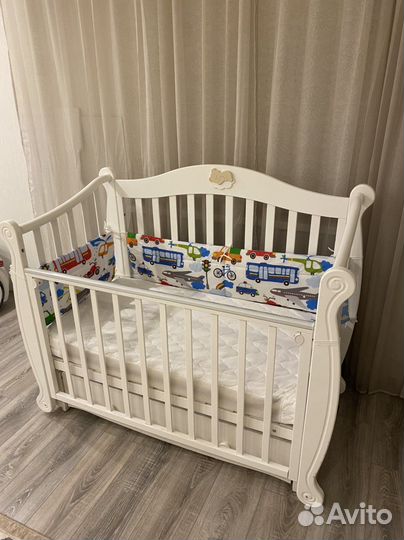 Детская кроватка с маятником и ящиком