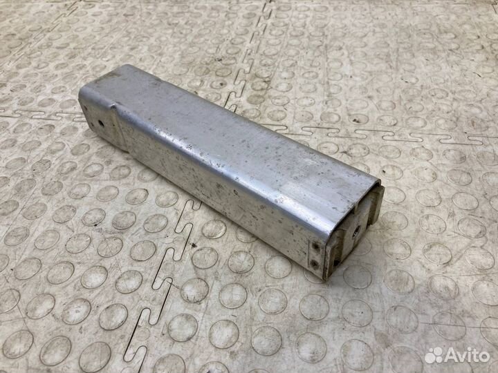 Кронштейн усилителя передний Mercedes-Benz