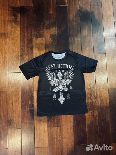 Affliction футболка на руках