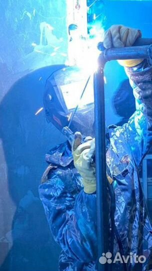 Перенос газовых труб. Сварка труб. Сварщик