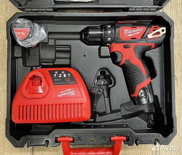 Дрель-шуруповерт Milwaukee M12 BDD-202C