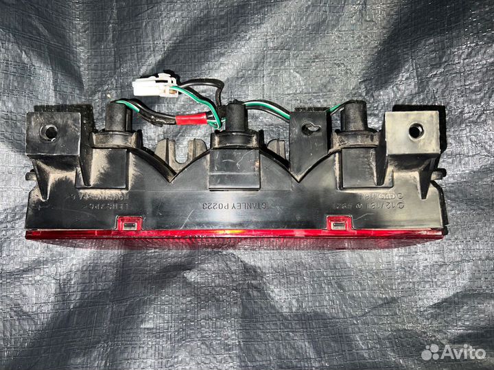 Фонарь стоп-сигнала в крышку багажника Паджеро 3 4