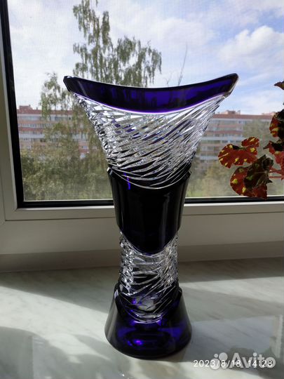 Старинная ваза на ножке