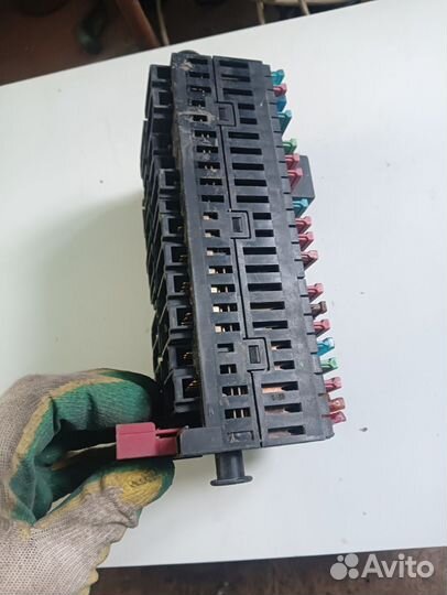 Блок предохранителей салонный passat b3