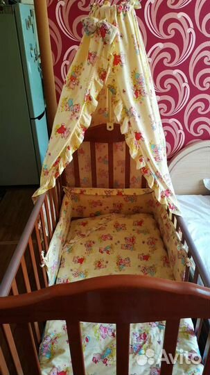 Детская кроватка с поперечным маятником и матрацом