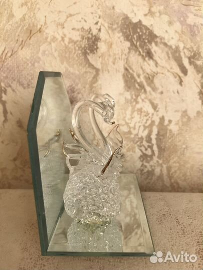 Лебеди на зеркальной основе