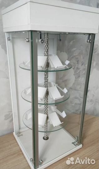 Стеклянная витрина с подсветкой