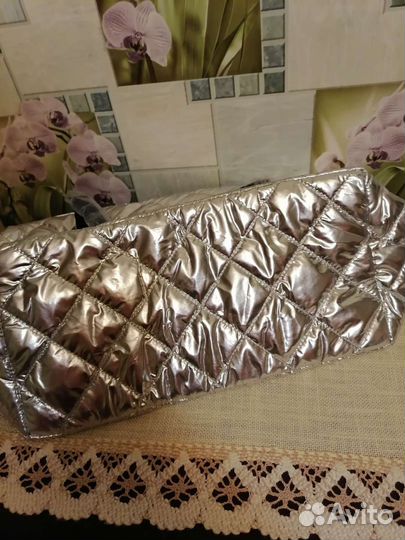 Серебристая спортивная сумка