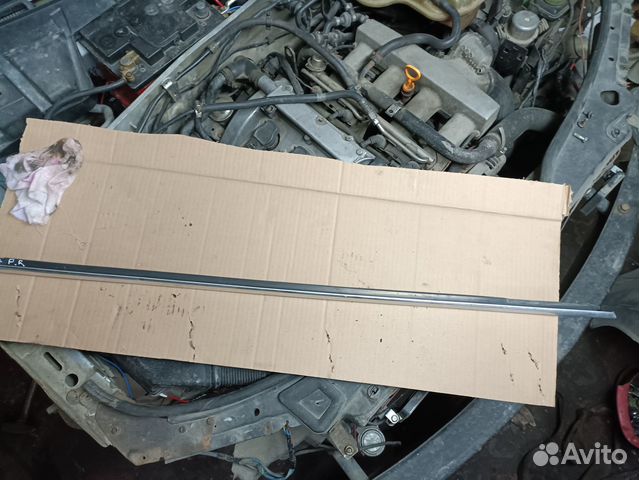 Молдинг передней правой двери Volkswagen Passat B5