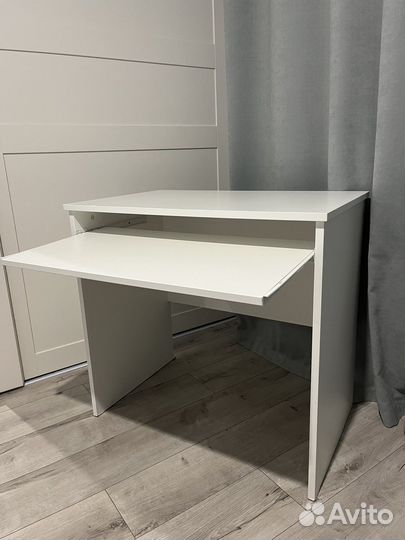 Белый письменный стол икеа (IKEA)