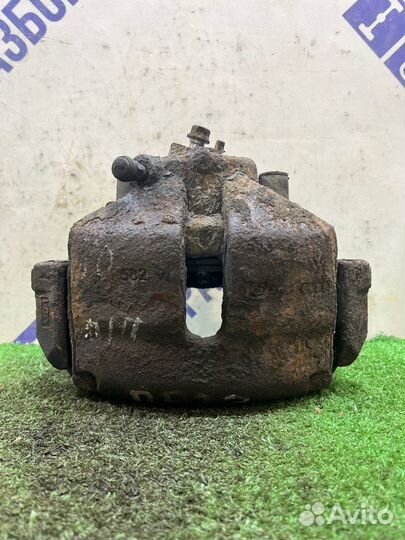 Суппорт передний правый Volkswagen Passat B6 седан