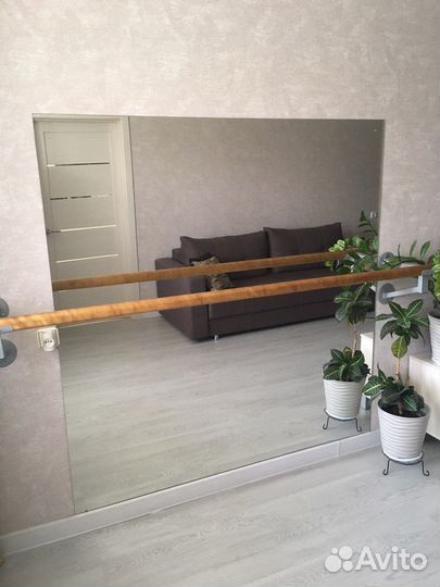 Зеркало и балетный станок