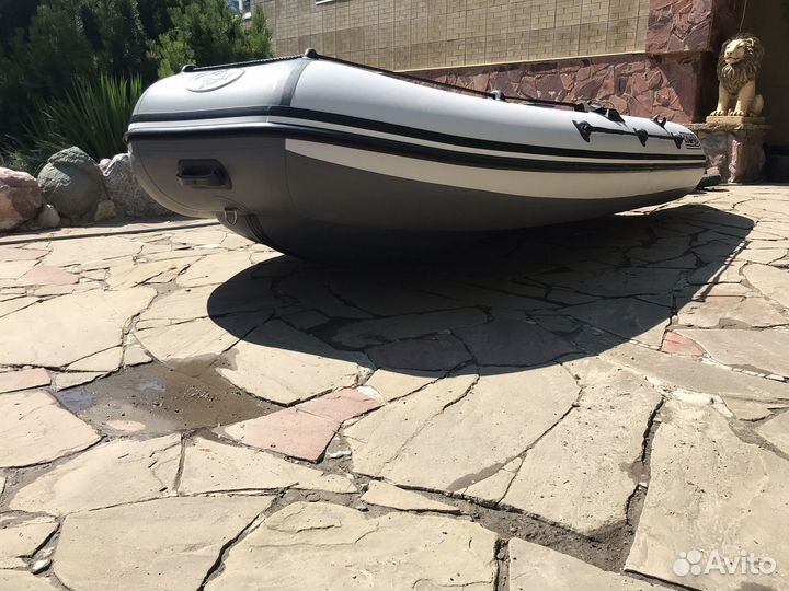 Лодка с мотором