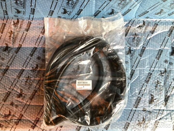 Уплотнитель кузова передний правый Toyota Lc 200