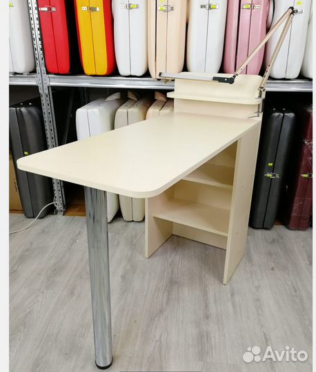 Маникюрный стол