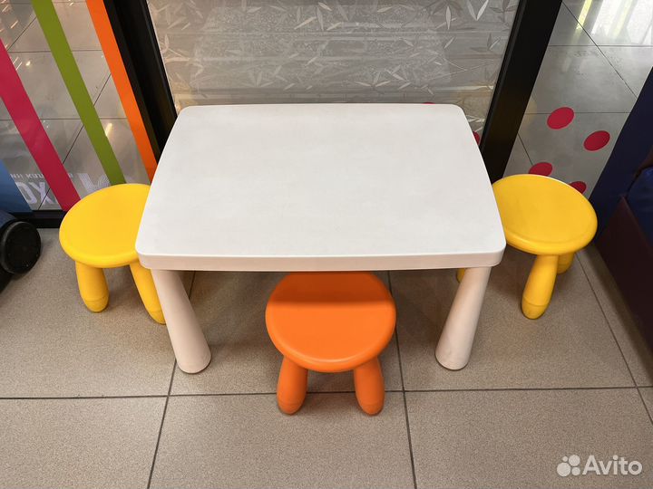 Детский стол и стулья