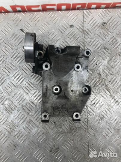 Кронштейн генератора Ниссан Блюберд Силфи