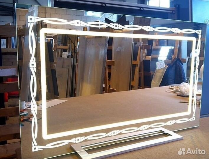 Зеркало в раме с подсветкой