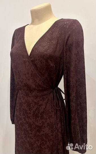 Длинное платье на запах цвета марсала