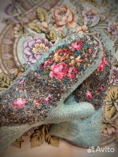 Варежки с большим элементом павлопосадского платка