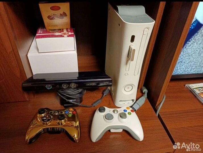 Xbox 360 + Kinekt + 2 геймпада