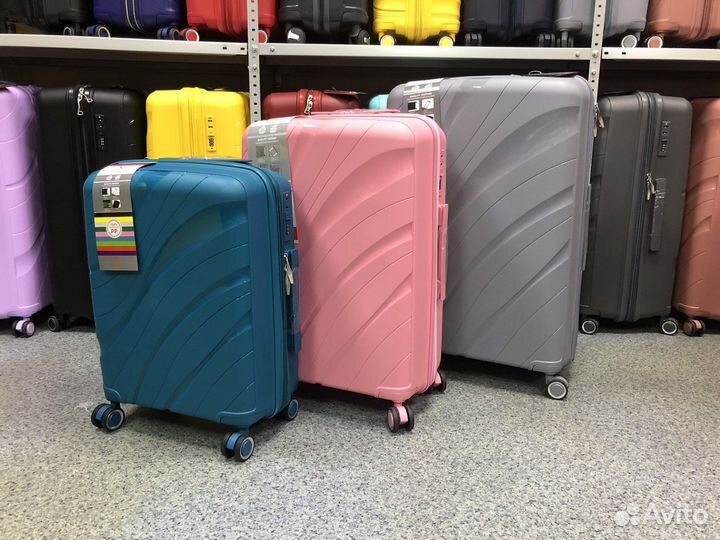 Чемодан на колесах новый