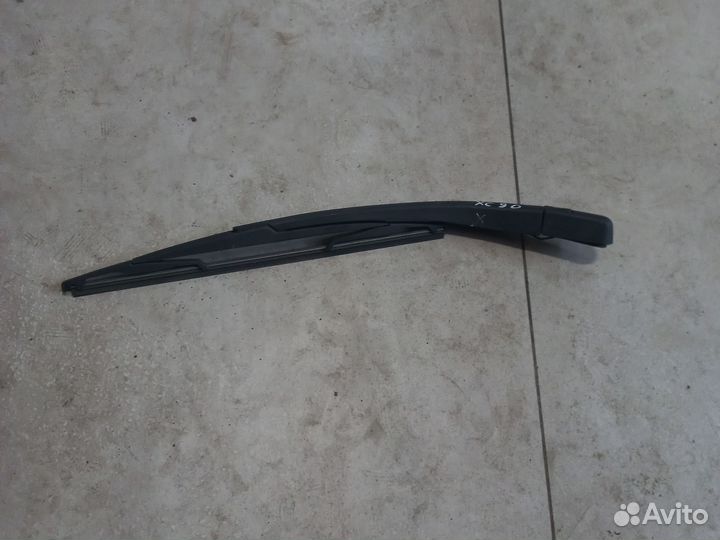 Поводок заднего дворника на Volvo XC90