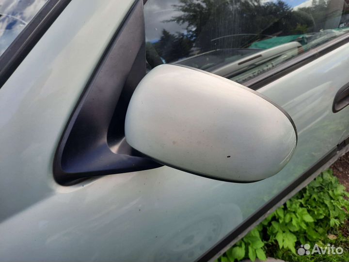 Зеркала левое на Nissan Almera N16