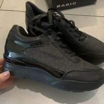 Кроссовки женские