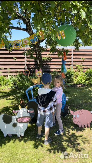 Фотозона синий трактор