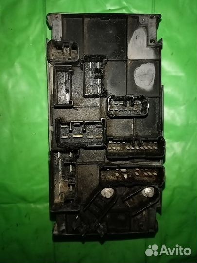Блок предохранителей под капот Subaru Tribeca 2008