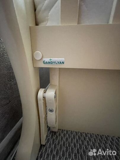 Детская кроватка с маятником