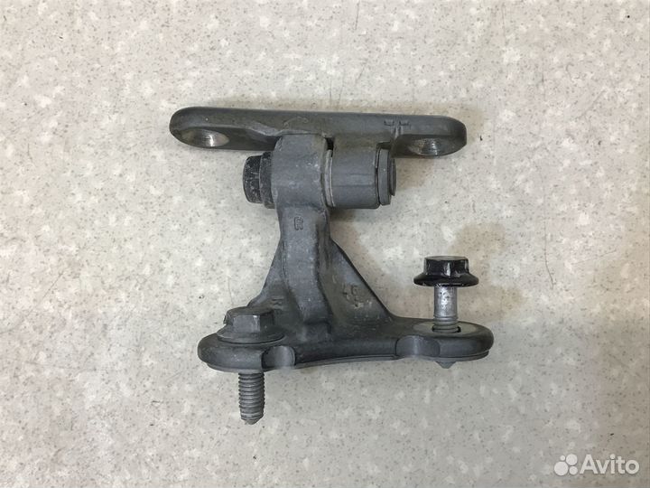 Петля двери передней правой верхняя Mercedes Benz