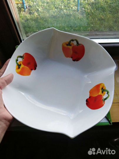 Керамический салатник с ложкой и вилкой