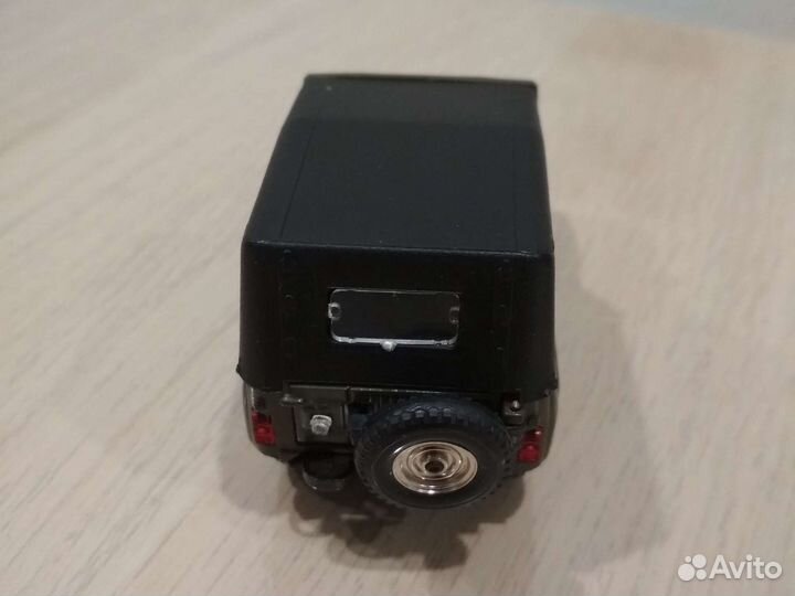 Модель автомобиля 1:43