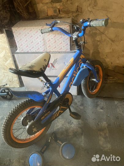 Детский велосипед с дополнительными колесами