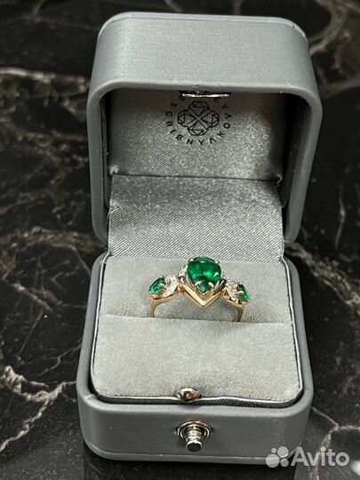 Золотое кольцо камнем 585