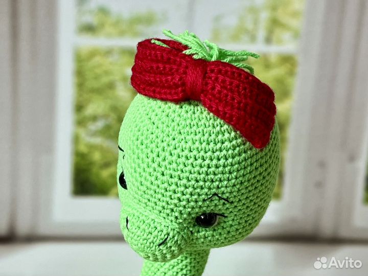 Вязанная змейка ручной работы. Символ 2025