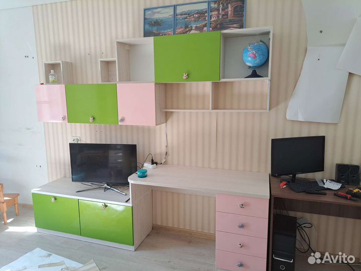 Уголок школьника стол со шкафчиками